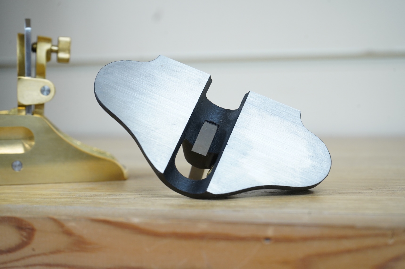 A boxed Lie Nielsen Toolworks bronze violin scraper plane (No.212) together with a boxed small router plane (L-N 271)